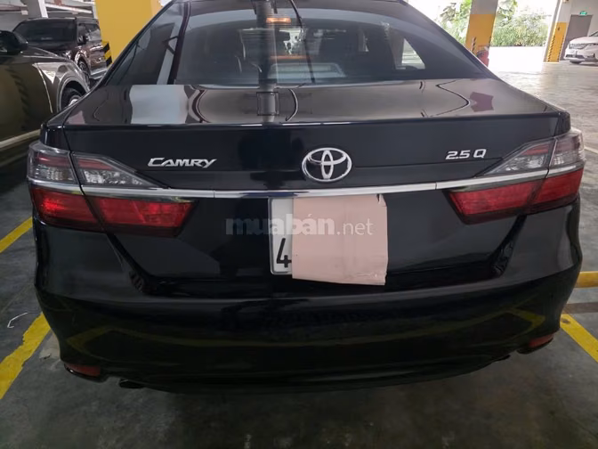 Cấn bán gấp xe Toyota - Camry 2.5Q màu đen, sản xuất tháng 03/2017 .