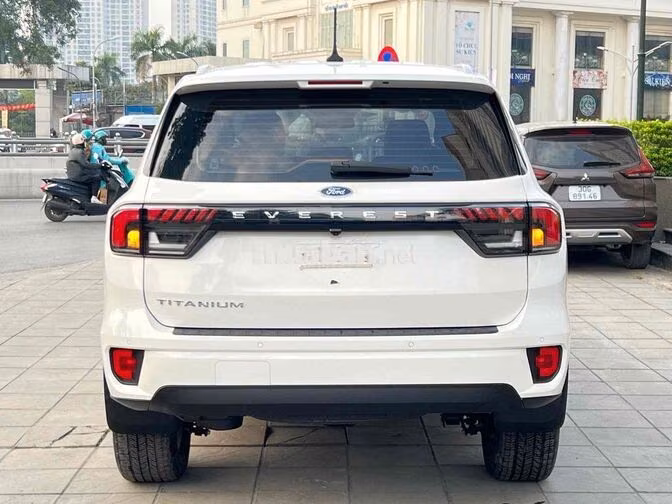 Ford Everest Titanium 2023 Trắng 7 chỗ
