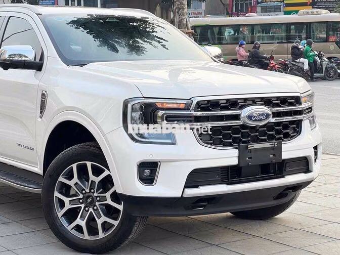 Ford Everest Titanium 2023 Trắng 7 chỗ