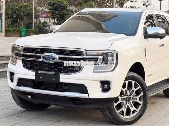 Ford Everest Titanium 2023 Trắng 7 chỗ