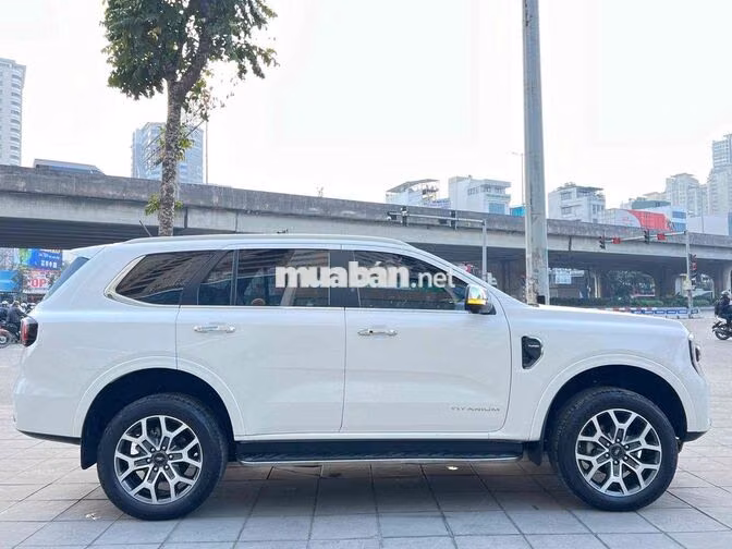 Ford Everest Titanium 2023 Trắng 7 chỗ