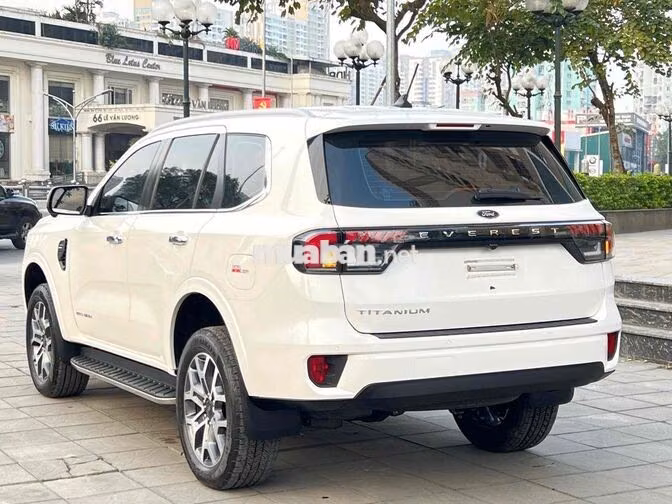 Ford Everest Titanium 2023 Trắng 7 chỗ