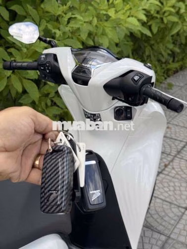 Honda SH 160 2024 Trắng 6.500km bán hay gl