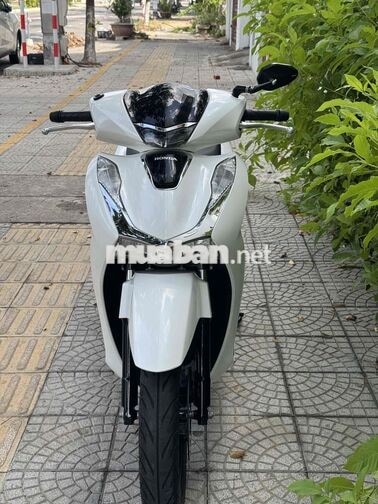 Honda SH 160 2024 Trắng 6.500km bán hay gl