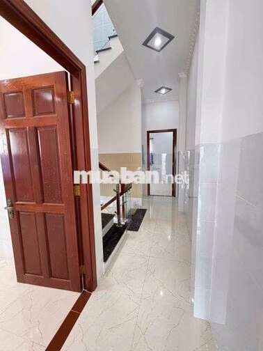 Nhà 2 lầu mới đẹp gần chợ Cầu Ván