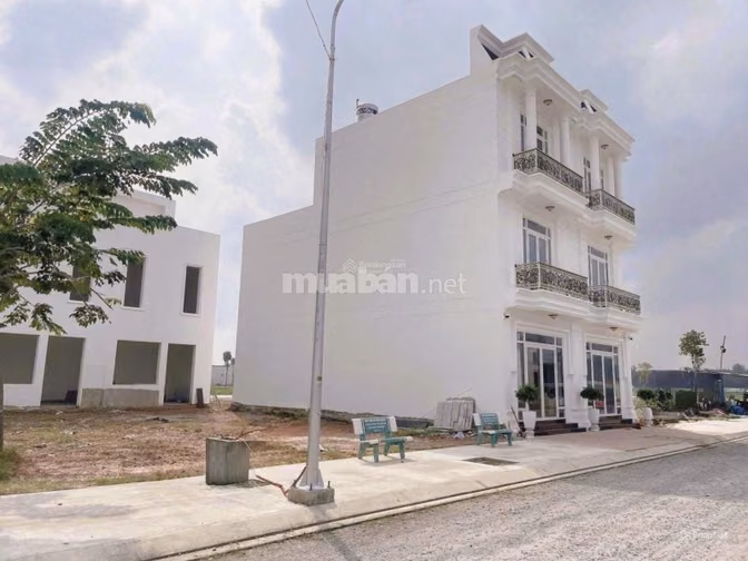 Bán nhà phố 70m2 có sẵn 70m2 thổ cư giá 1.139 tỷ tại Đường ĐT741 - Huy