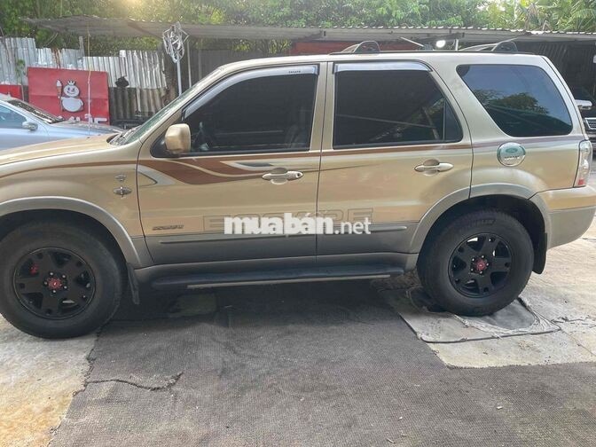 Ford Escape 5 chỗ màu Vàng cát