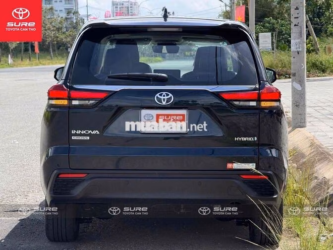 Toyota Innova Cross Hybrid 2024 Xanh đen siêu hiêm