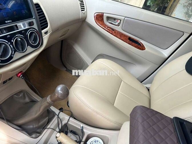 Toyota Innova 7 chỗ Số sàn Bạc