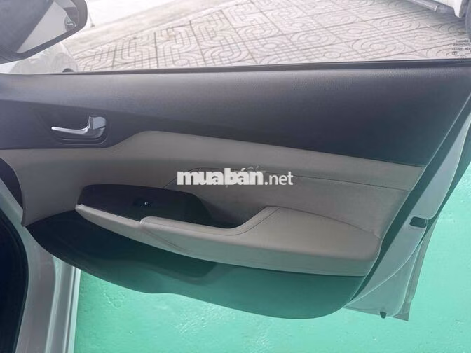 Hyundai Accent Trắng Số sàn