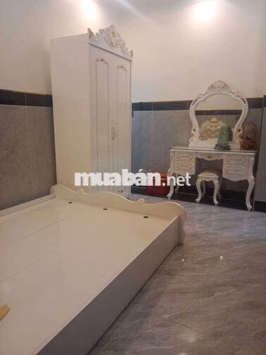 Khách sạn xây mới trong chợ đầu mối mặt tiền nhựa