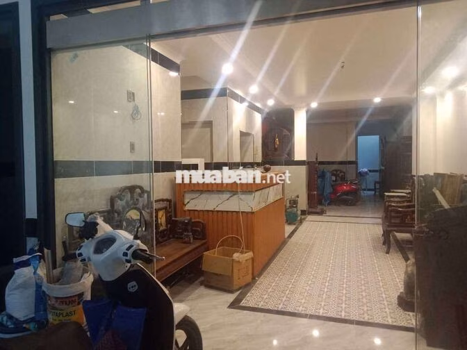 Khách sạn xây mới trong chợ đầu mối mặt tiền nhựa