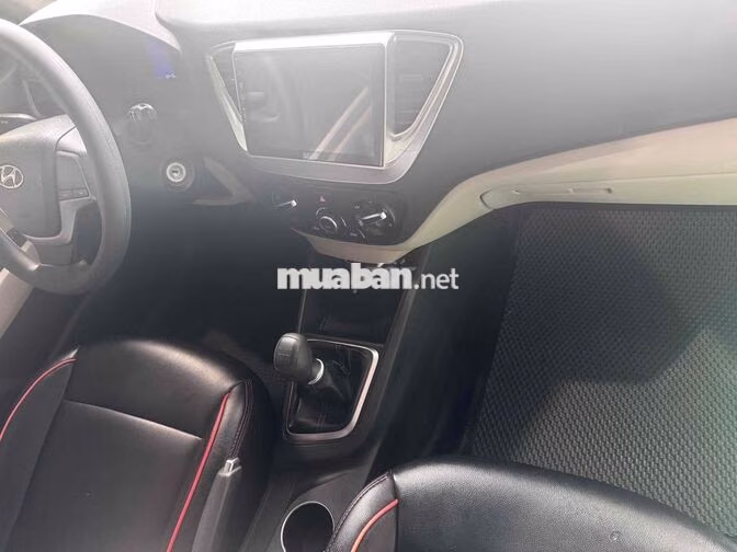 Hyundai Accent Trắng Số sàn