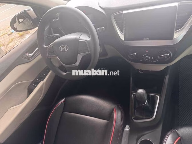 Hyundai Accent Trắng Số sàn