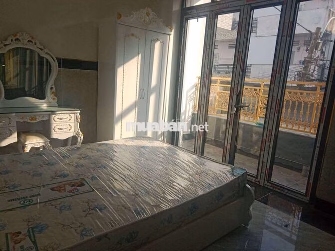 Khách sạn xây mới trong chợ đầu mối mặt tiền nhựa