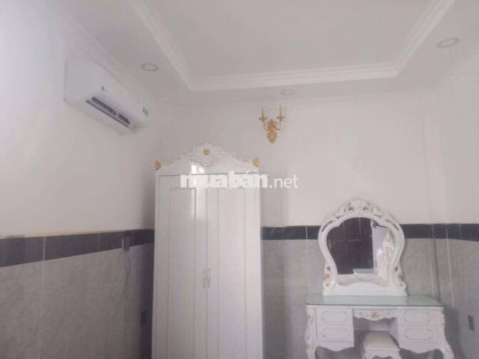 Khách sạn xây mới trong chợ đầu mối mặt tiền nhựa