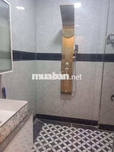 Khách sạn xây mới trong chợ đầu mối mặt tiền nhựa