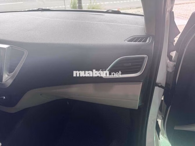 Hyundai Accent Trắng Số sàn