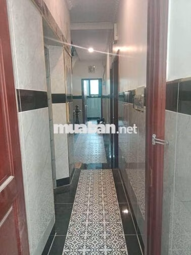 Khách sạn xây mới trong chợ đầu mối mặt tiền nhựa
