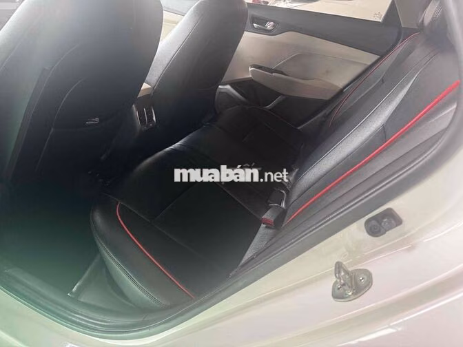Hyundai Accent Trắng Số sàn