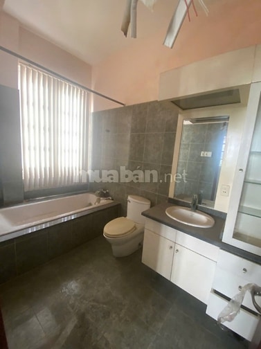 Cho thuê nhà HXH Nguyễn Đình Chiểu, Q1, 186m2, mt 7m, 4 tầng, 4PN