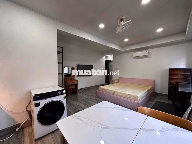 STUDIO MÁY GIẶT RIÊNG THANG MÁY NGAY UEH HUFLIT BÁCH KHOA