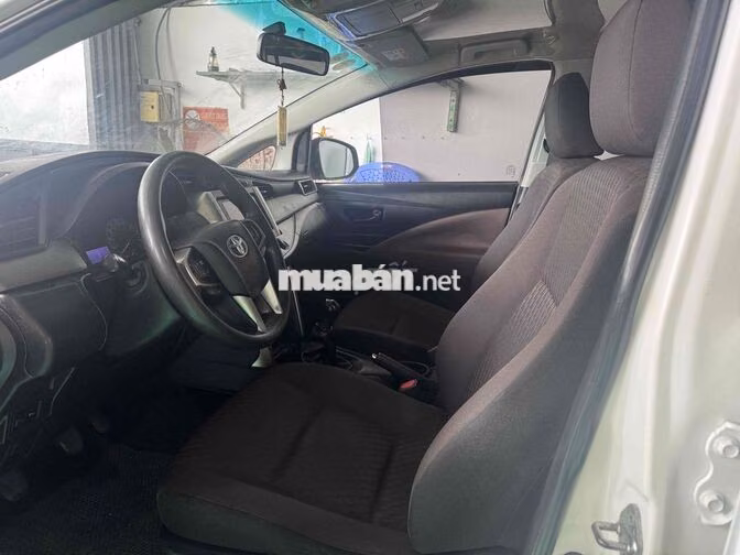 Toyota Innova 2.0E Trắng 7 chỗ Xăng