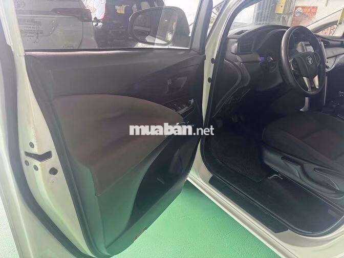 Toyota Innova 2.0E Trắng 7 chỗ Xăng