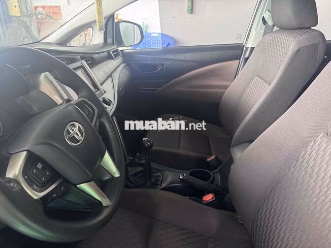 Toyota Innova 2.0E Trắng 7 chỗ Xăng