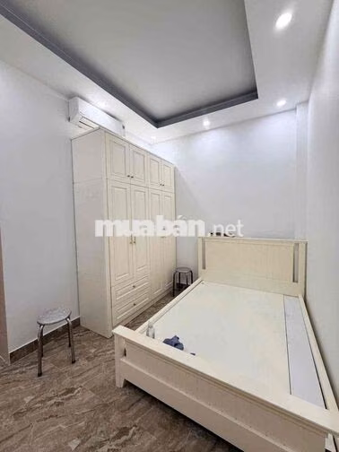 Cho thuê nhà Có nội thất gần ngã tư ga 2 lầu 4 phòng ngủ