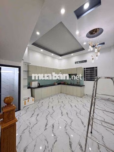 Cho thuê nhà Có nội thất gần ngã tư ga 2 lầu 4 phòng ngủ
