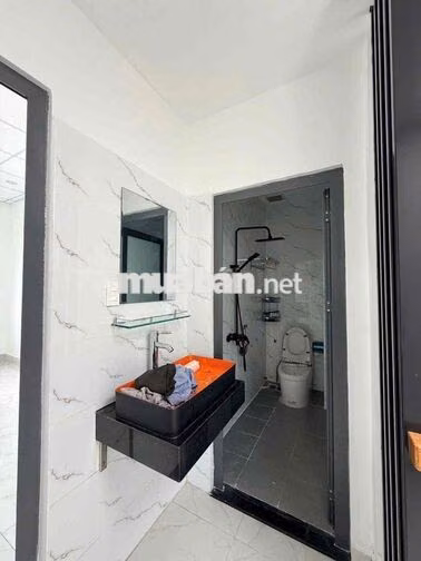 Cho thuê nhà Có nội thất gần ngã tư ga 2 lầu 4 phòng ngủ