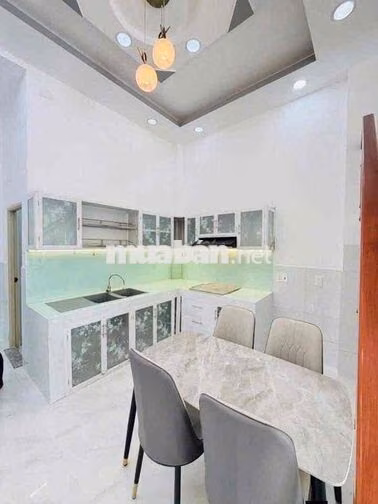 NHÀ RỘNG. SÂN XE HƠI. TRỆT 2 LẦU 4PN 5WC. ĐƯỜNG THÔNG