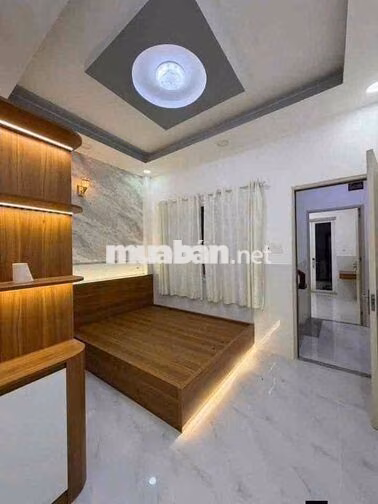 NHÀ RỘNG. SÂN XE HƠI. TRỆT 2 LẦU 4PN 5WC. ĐƯỜNG THÔNG