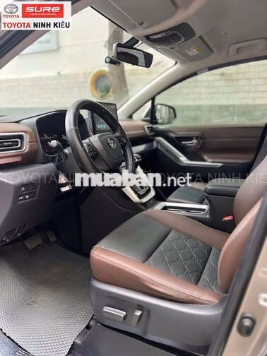 Toyota Innova Cross 2.0V 2025 Đồng ánh kim