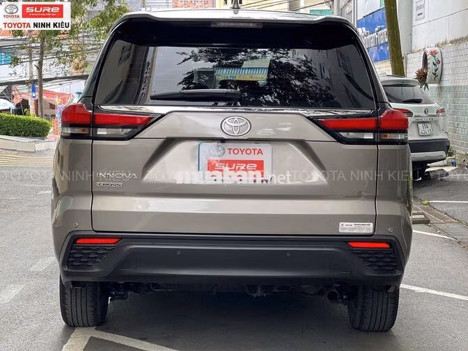 Toyota Innova Cross 2.0V 2025 Đồng ánh kim