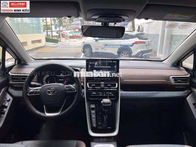 Toyota Innova Cross 2.0V 2025 Đồng ánh kim