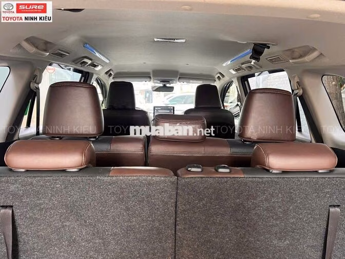 Toyota Innova Cross 2.0V 2025 Đồng ánh kim
