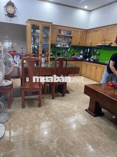 nhà gần ngã tư 550 DĨ AN,1 trệt 2 lầu 3p ngủ,1p thờ ,có 2 máy lạnh