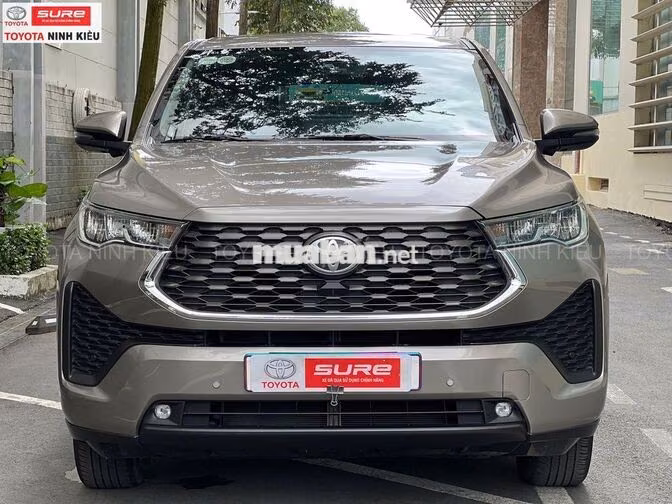 Toyota Innova Cross 2.0V 2025 Đồng ánh kim