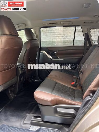 Toyota Innova Cross 2.0V 2025 Đồng ánh kim