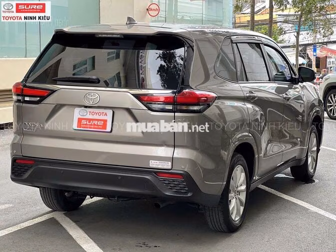 Toyota Innova Cross 2.0V 2025 Đồng ánh kim