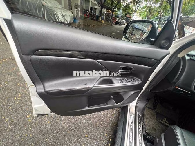 Mitsubishi Outlander 7 chỗ số tự động xăng Trắng