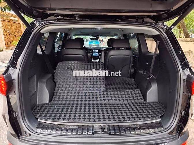 Hyundai Custin 2.0Pre 2023 Đen 7 chỗ