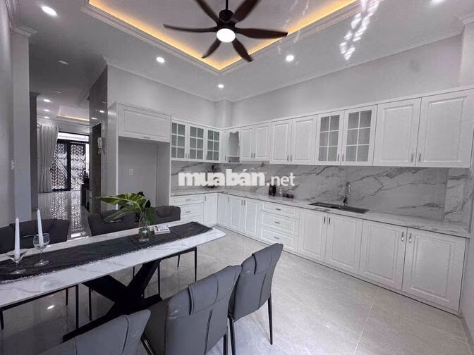 Nhà Mới xây Full nội thất có thang máy 3 tầng đối điện Vạn Phúc City