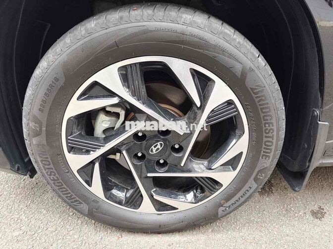 Hyundai Custin 2.0Pre 2023 Đen 7 chỗ