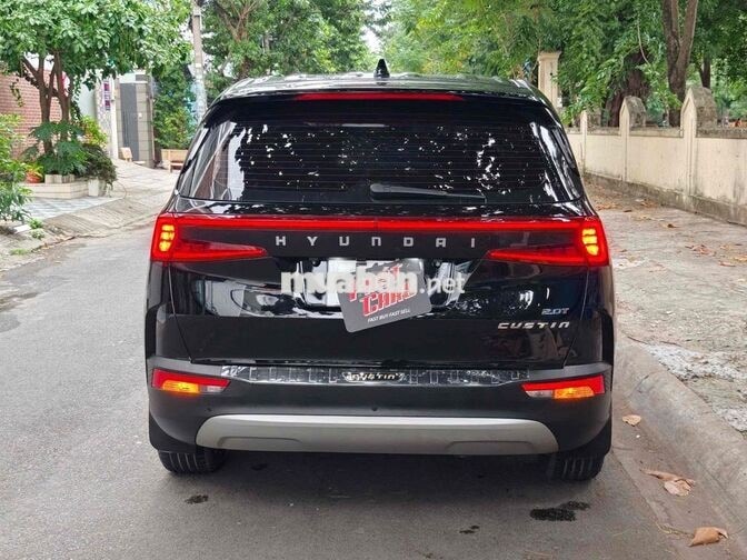 Hyundai Custin 2.0Pre 2023 Đen 7 chỗ