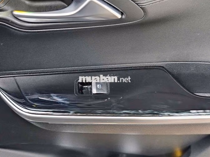 Hyundai Custin 2.0Pre 2023 Đen 7 chỗ