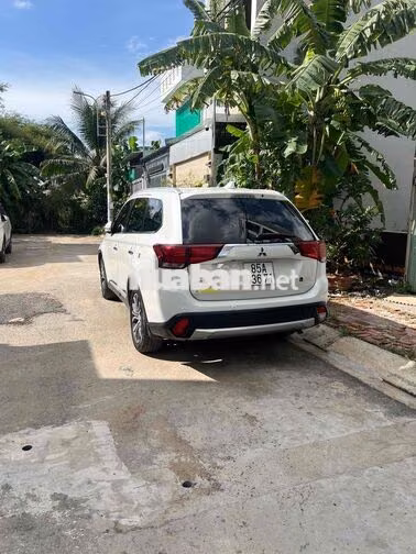 Mitsubishi Outlander 7 chỗ số tự động xăng Trắng