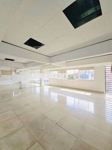 Cho thuê mặt bằng sân thượng, mặt tiền đường ngay Văn Lang